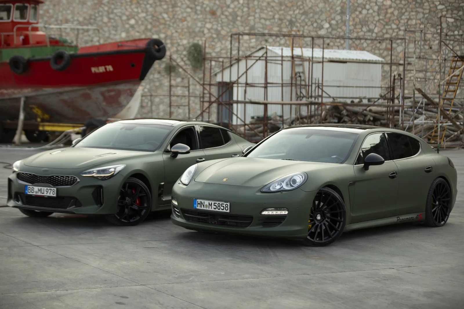 Mat yeşil kaplamalı Porsche Panamera ve Kia yan yana