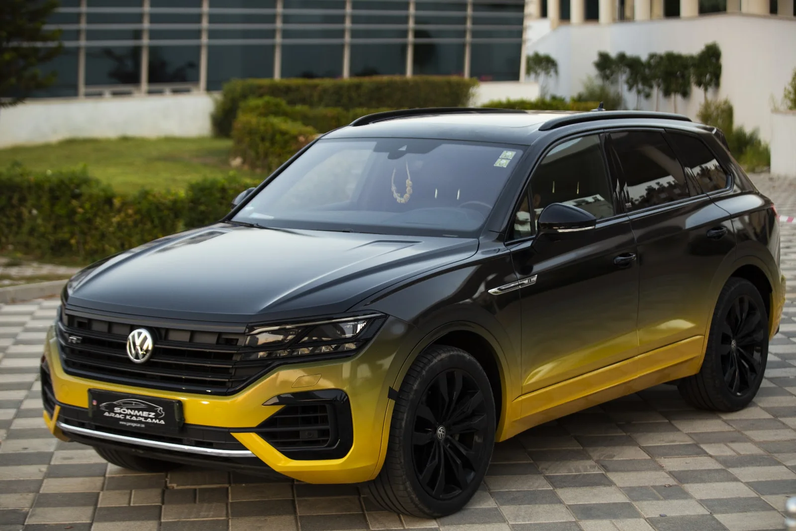 Volkswagen Tiguan üzerinde siyah-sarı geçişli gövde kaplaması